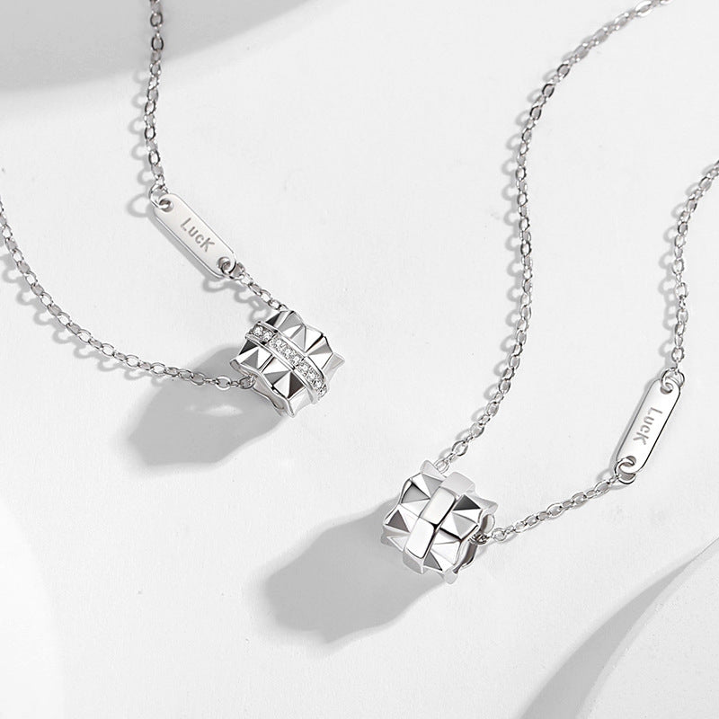 Lovers Necklaces Are Fashionable And Versatile
